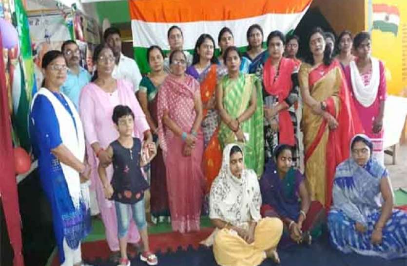 Teachers Day शिक्षक दिवस : महिला मंडल ने शिक्षकों को किया सम्मानित