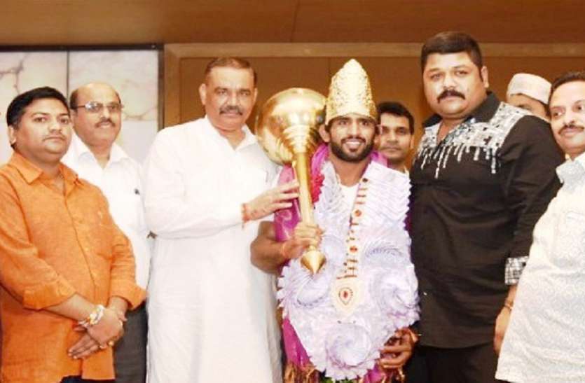 bajrang सोना जीत भारत लौटे बजरंग पुनिया को स्वर्ण मुकुट से किया गया सम्मानित