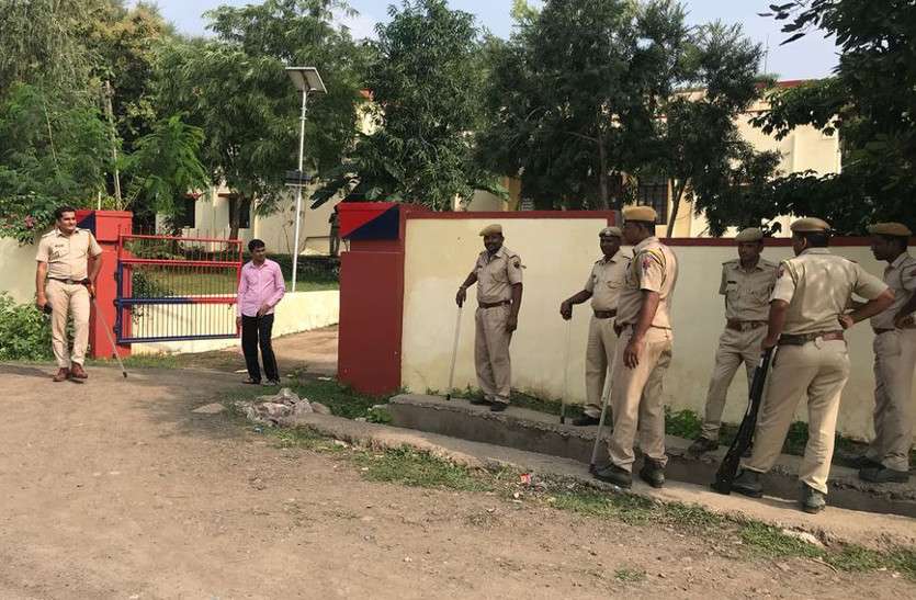banswara ग्रामीणों ने अम्बापुरा थाने को घेरा, ग्रामीणों ने पत्थर बरसाए, पुलिस ने भांजी लाठियां