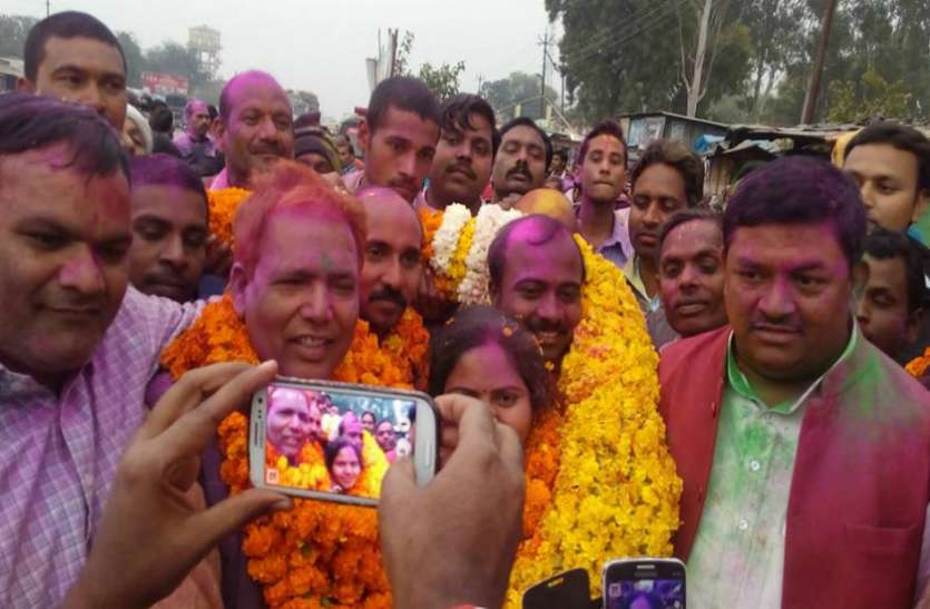माधुरी आर्या सपा ब्लाक प्रमुख के खिलाफ नहीं होगा अविश्वास प्रस्ताव, हाईकोर्ट ने लगायी रोक, मांगा जवाब