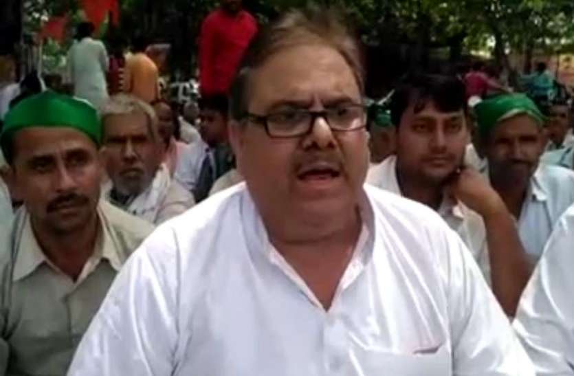 bijnor नाराज किसानों ने कलेक्ट्रेट का घेराव कर सरकार को दी ये बड़ी चेतावनी