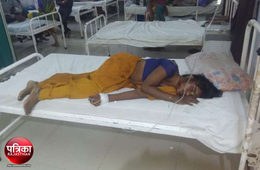 banswara बांसवाड़ा : चलती बाइक से अचानक गिर पड़ी पति के साथ जा रही महिला, बीच रास्ते तड़पती रही, अस्पताल पहुंचते ही मौत