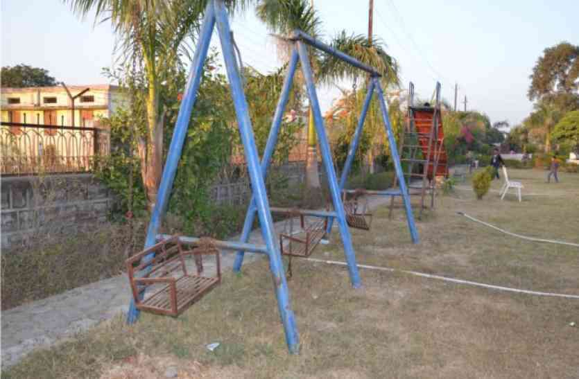 Azad paark durdasha ka shikaar nagar parishad सुविधाओं से भी आजाद है