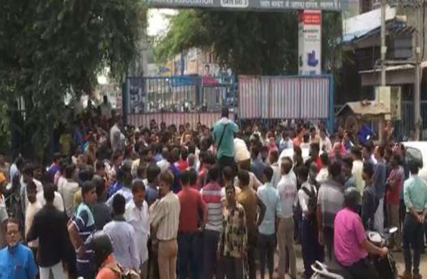 protest एशिया की सबसे बड़ी पाइप मार्केट के व्यापारी सड़क पर उतरे, इस मांग को लेकर लगाया जाम