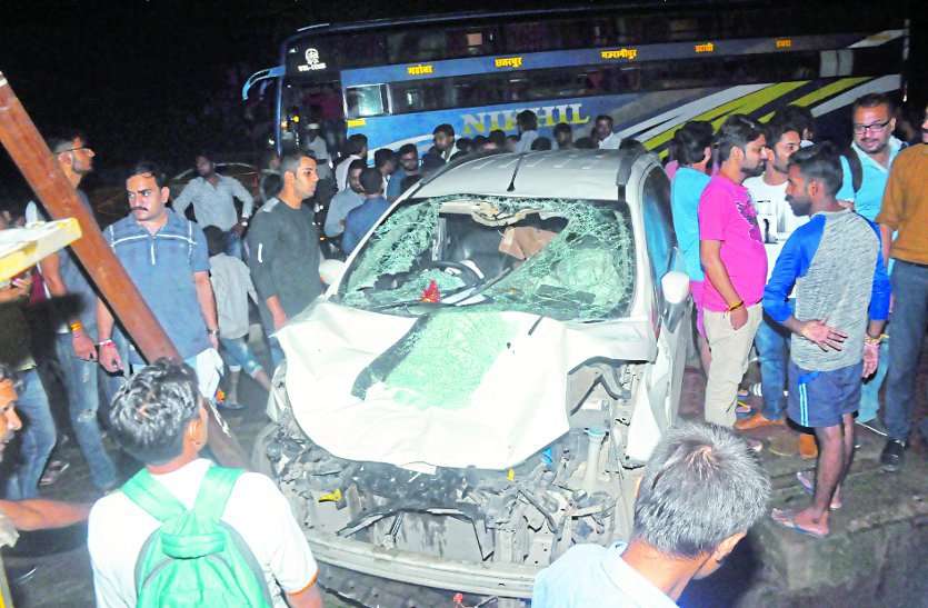road accident बड़ी खबर : डिवाइडर तोड़कर फुटपाथ पर युवक ने चढ़ा दी कार,दो को कुचला,लोगों में भगदड़,See video
