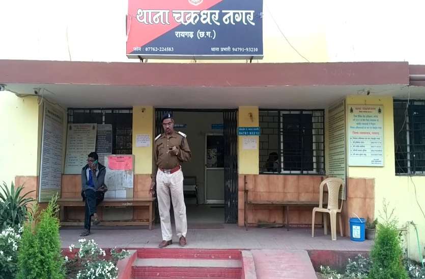 पीडि़त पत्नी की शिकायत पर पुलिस ने आरोपी पति के खिलाफ दर्ज किया जुर्म चरित्र शंका पर पति ने पत्नी को मारा मुक्का, करना पड़ा अस्पताल में भर्ती