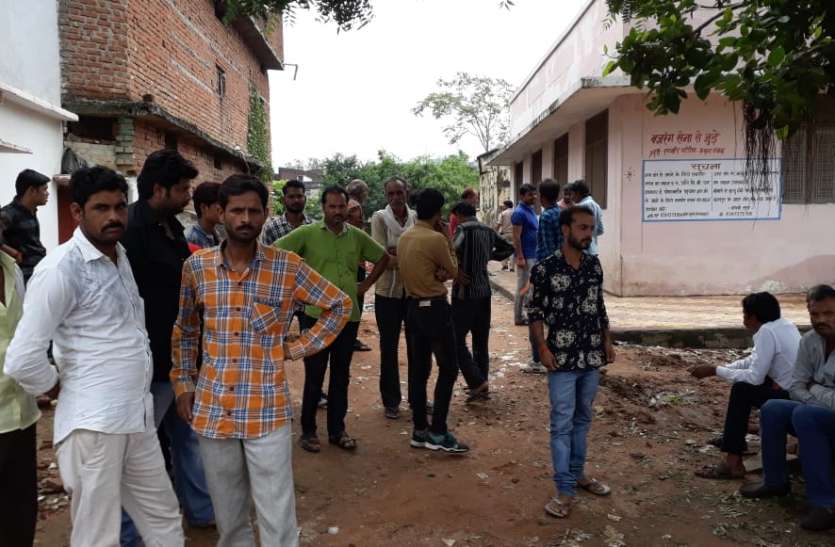 chhatarpur युवक की धारदार हथियार से हत्या, परिजनों ने गांव के की दबंग पर लगाया हत्या का आरोप, मामला संदिग्ध