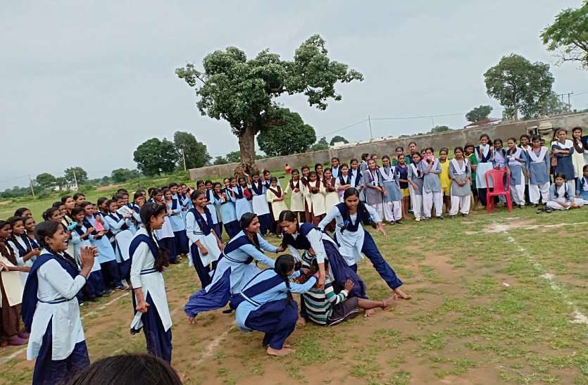 Organizing CM Sports Cup in Badwara Block मुख्यमंत्री कप में विद्यार्थियों ने दिखाया टैलेंट, लड़कियों ने कुश्ती, कबड्डी, वॉलीबॉल में दी प्रतिद्वंदियों को पटखनी, आज भी भिडेंगे खलाड़ी