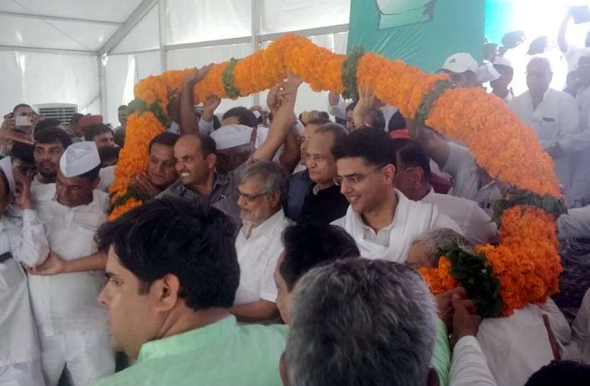 congress sankalp rally in Pachpadra Barmer कांग्रेस की संकल्प रैली: अशोक गहलोत बोले, मुख्यमंत्री का झूठ बताने पचपदरा लाया हूं