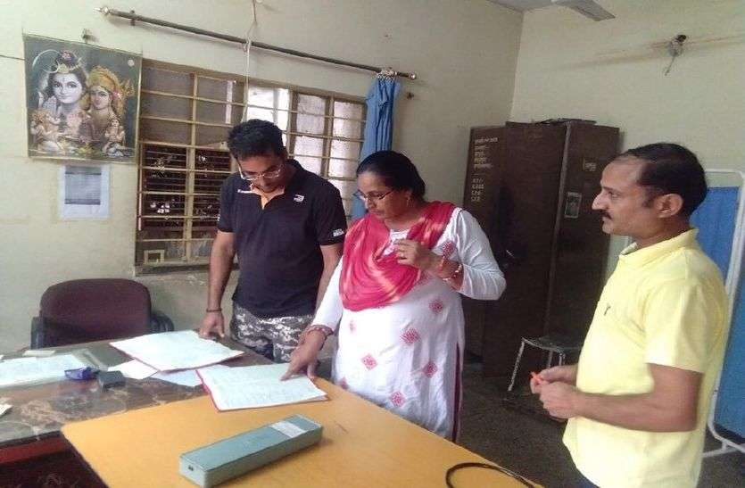 Doctors Not Coming In hospital In Kotkasim यहां चिकित्सालय मेें नहीं आते चिकित्साकर्मी, मरीज हो रहे परेशान. स्थिति जानकर अधिकारी रह गए हैरान