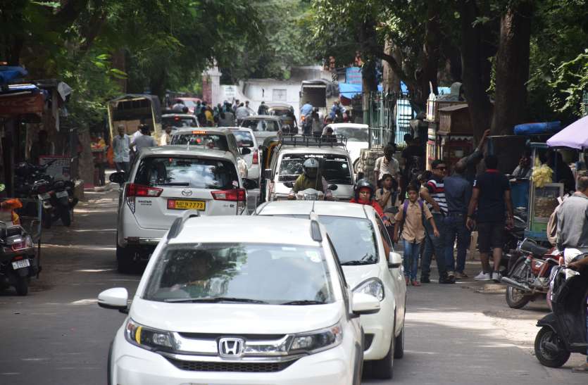 tourists in udaipur उदयपुर में यातायात पुलिस ने अचानक बिना सोचे -समझे ऐसा फरमान किया जारी.. जिससे पर्यटकाेें को झेलनी पड़ रही ये परेशानी..