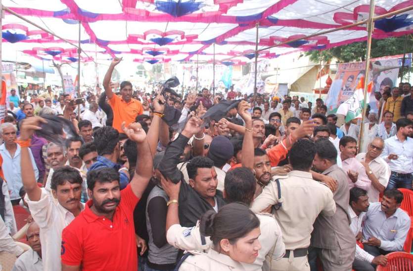 patrika करनी सेना के कार्यकर्ताओं ने कांग्रेस के कार्यकारी अध्यक्ष पटवारी का किया विरोध