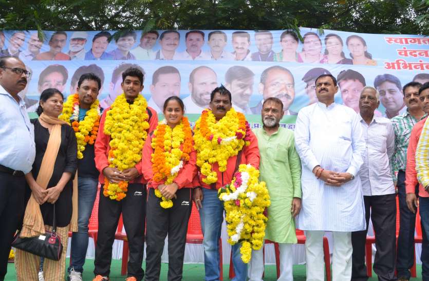 dewas एशियन गेम्स से देवास लौटने पर कोच सांगते, खिलाड़ी जय एवं आध्या का सम्मान , देखे वीडियो
