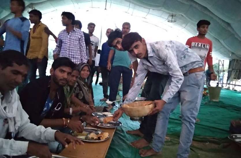 muslim community participate in baba ramdev bhandara बाबा रामदेव जी के भण्डारे में घुली समरसता की मिठास , केवल अजमेर में दिखता है ये कौमी एकता का नजारा