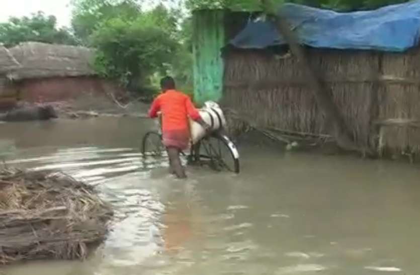 farrukhabad रामगंगा और गंगा नदी के बढ़े जलस्तर से बाढ़ का कहर, चावल खाकर सोने की मजबूर