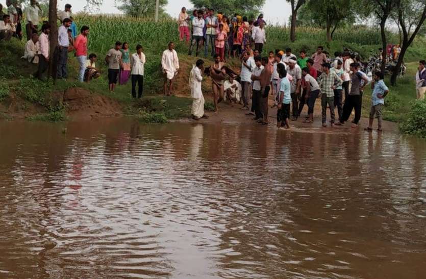 water lake घर लौटते समय पानी में बहने से बालिका की मौत