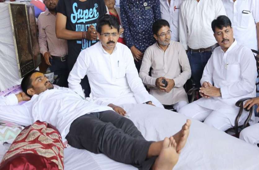 Hardik patel हार्दिक का अल्टीमेटम, २४ घंटे में बातचीत नहीं तो जल त्याग