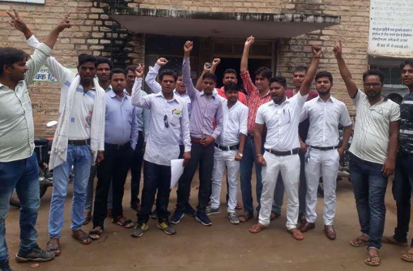 hindaun karauli news दलित युवाओं ने तहसील में किया विरोध-प्रदर्शन