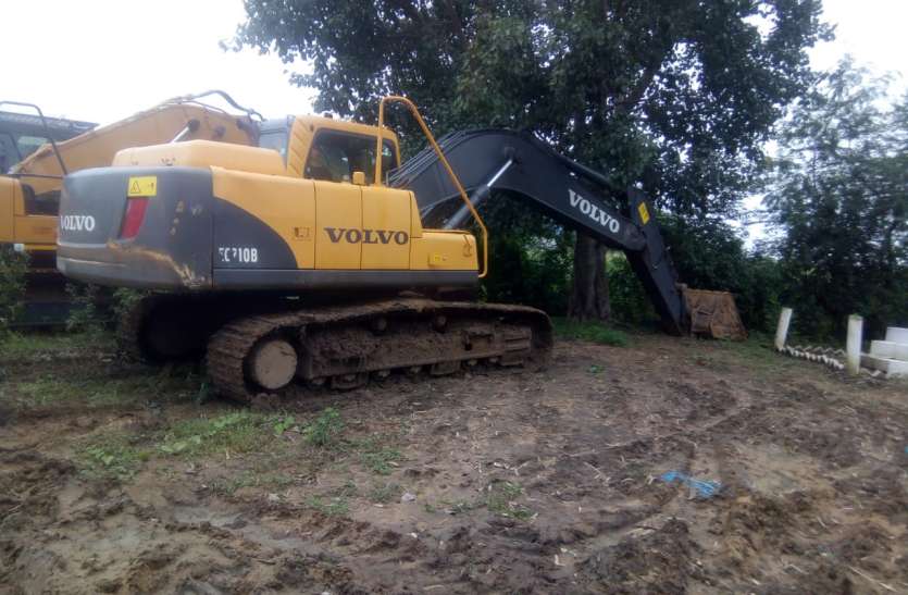 Seized steals 4 highway and pokleen seized रेत चोरी करते 4 हाइवा व पोकलेन जब्त