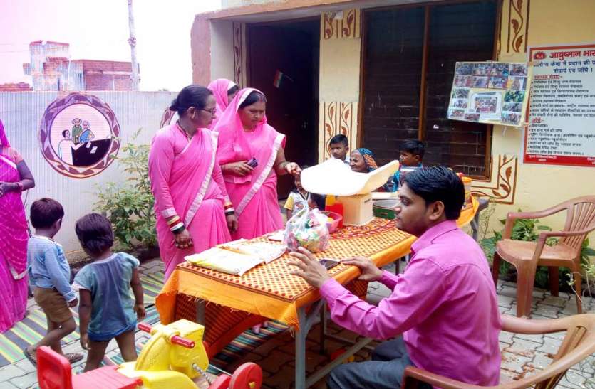 suposhan swasthy mela and bachpan divas in jhansi यहां दिए गए हेल्थ टिप्स, कहा- इन्हें खिलाएं हरी सब्जियां, दाल, दलिया