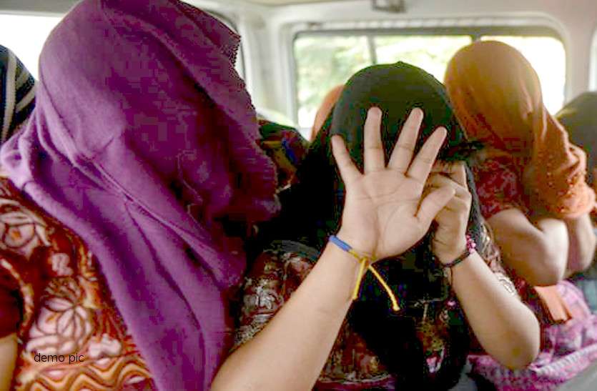 CG News महिलाओं को बाथरूम में बंद कर दलाल करता था एेसी गंदी हरकत, 3 आरोपी ने पुलिस को बताई ये बात तो..