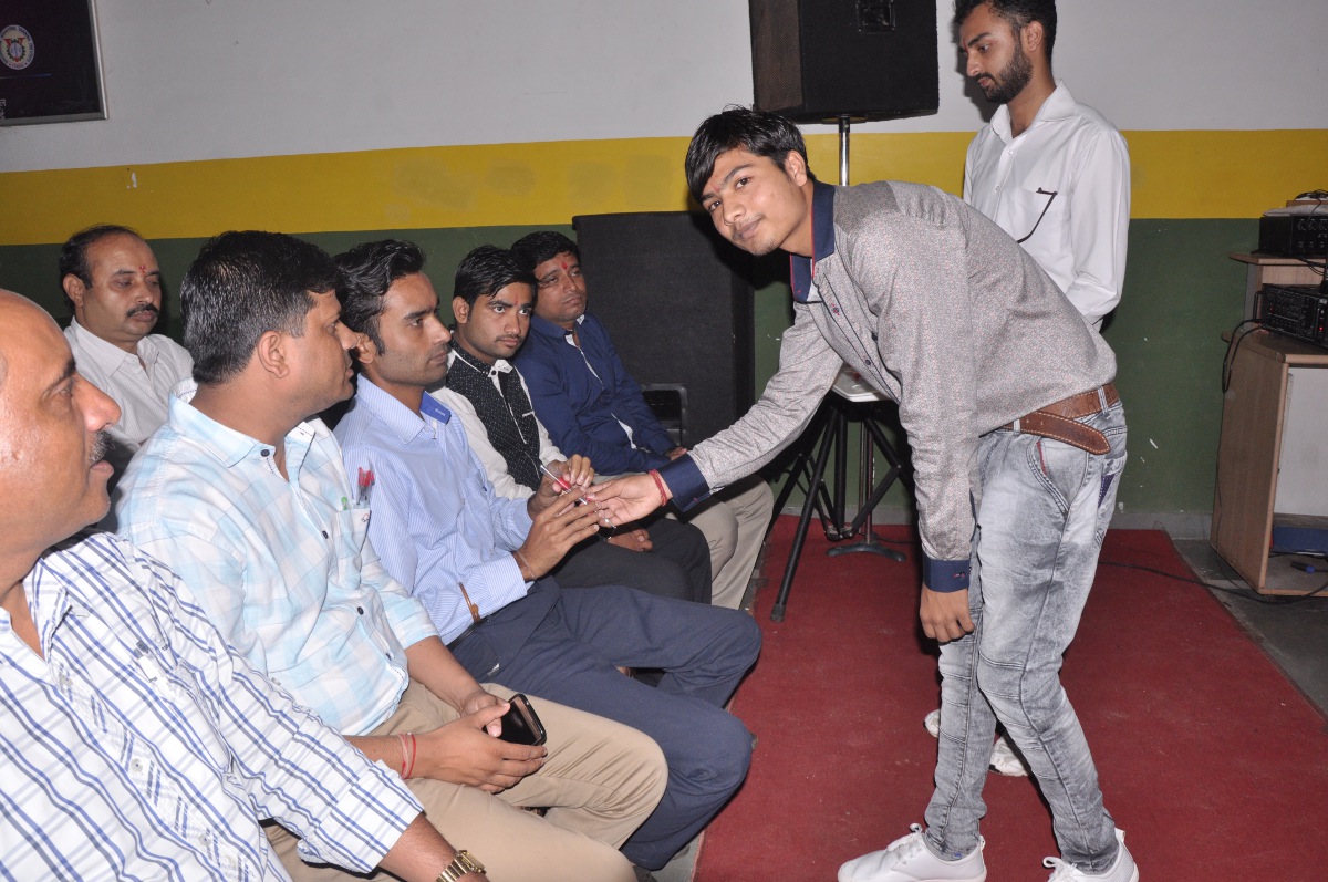 Teacher day celibration in itarsi गुरुजनों के पहले पखारे चरण, फिर किया सम्मानित