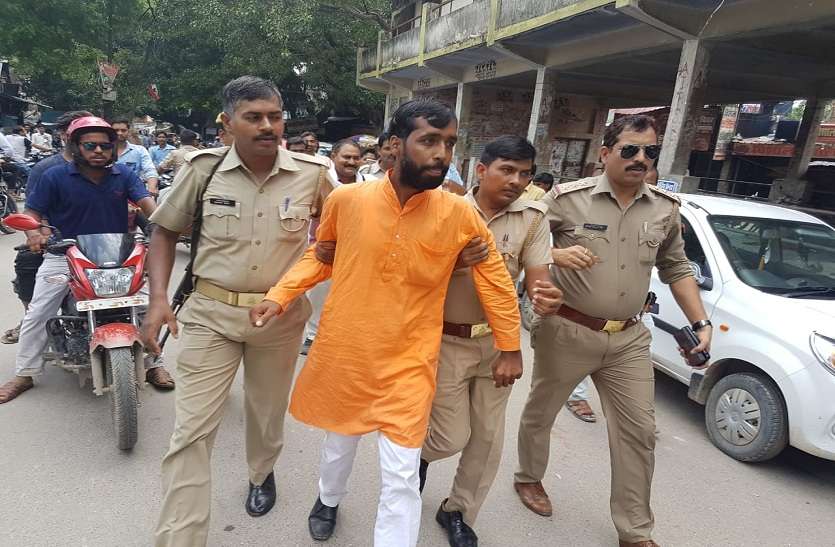 Hindu Mahasabha President tried to burn himself SC/ST एक्ट के खिलाफ भड़का आक्रोश, हिंदू महासभा के अध्यक्ष ने किया आत्मदाह का प्रयास