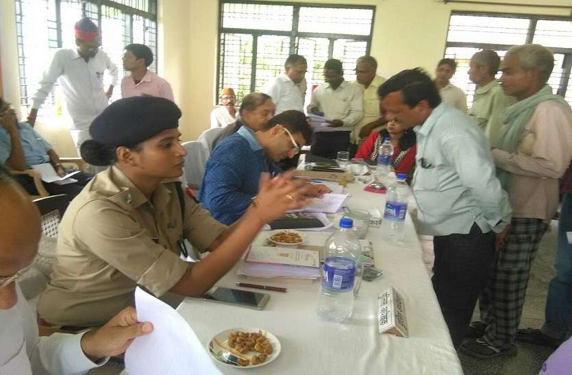 up police arrested 4 fake journalist in up समाधान दिवस में दबाव बनाने पहुंचे चार फर्जी पत्रकार, पुलिस ने भेजा जेल