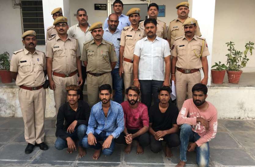 accused arrested नाकाबंदी तोड़ भागे आरोपियों ने पुलिस वाहन को मारी टक्कर, - पीछा कर पुलिस ने पांच आरोपियों को पकड़ा..