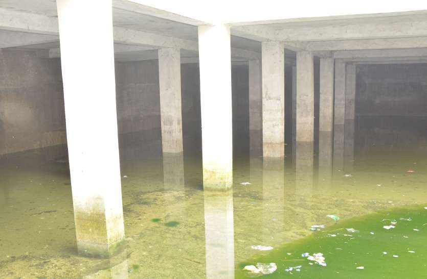 पार्क होने थे वाहन, वहां बन गया तालाब,पांच साल बाद भी छत पर टीनशेड नहीं कराने से बन रहे यह हालात पार्क होने थे वाहन, वहां बन गया तालाब,पांच साल बाद भी छत पर टीनशेड नहीं कराने से बन रहे यह हालात