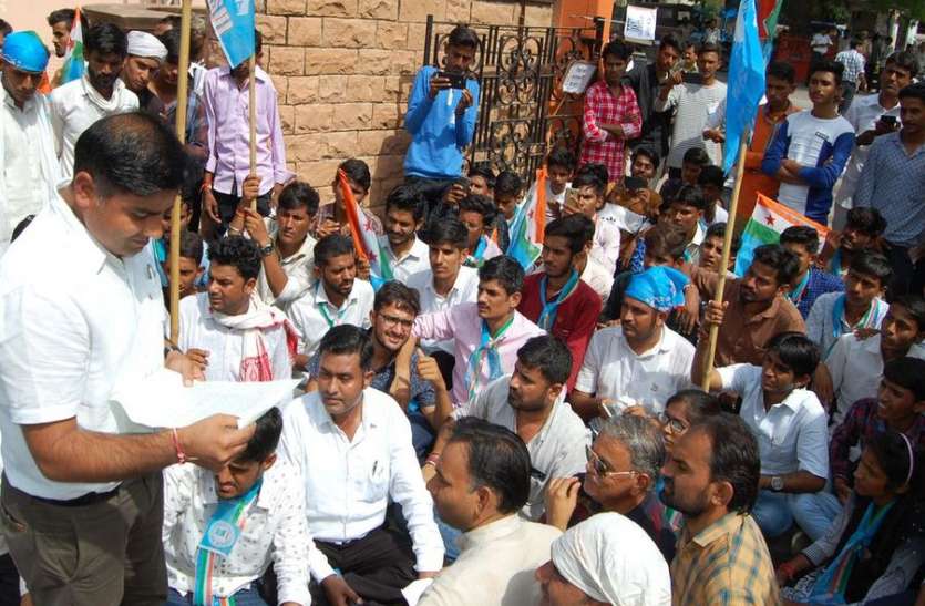 एनएसयूआई ने निकाली रैली, किया प्रदर्शन एनएसयूआई ने निकाली रैली, किया प्रदर्शन