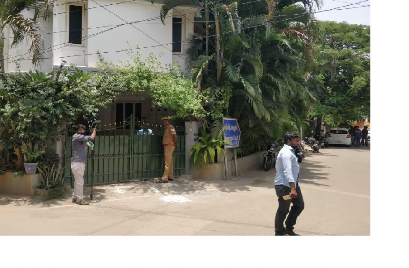 Gutka scam: CBI officials raids at houses of TN health minister DGP तमिलनाडु के स्वास्थ्य मंत्री व पुलिस महानिदेशक के आवास पर सीबीआई छापे