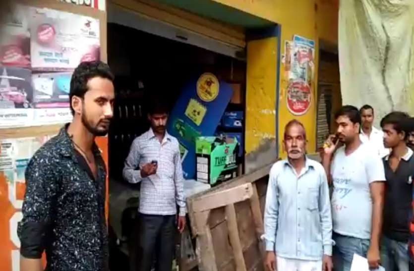 kannauj पुलिस की आंख के सामने चोरों ने उड़ाया लाखों का सामान, ड्यूटी में मशगूल सिपाही