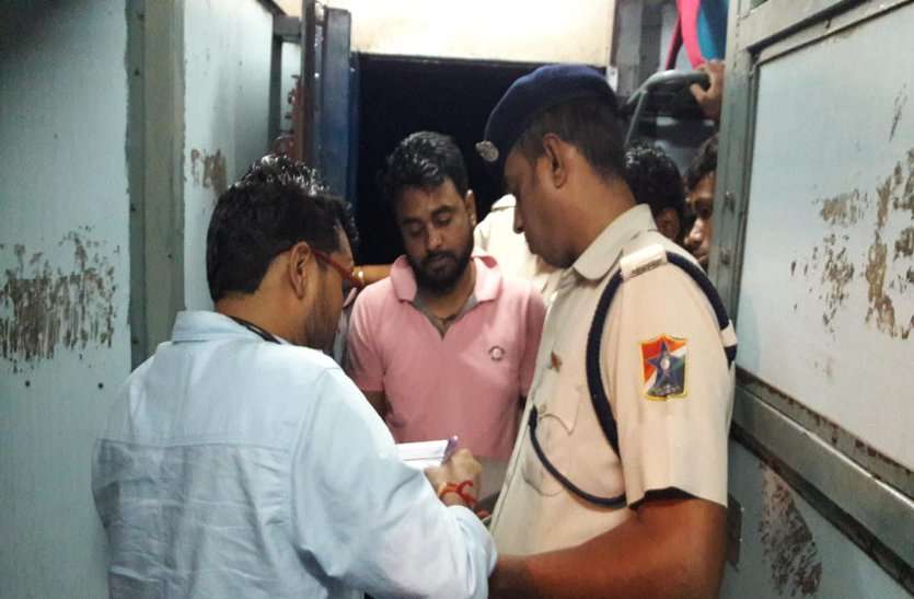 Passengers' death in Narmada Express नर्मदा एक्सप्रेस में यात्री की मौत, बोगी खाली कर डेढ़ घंटे प्लेटफार्म पर खड़े रहे यात्री