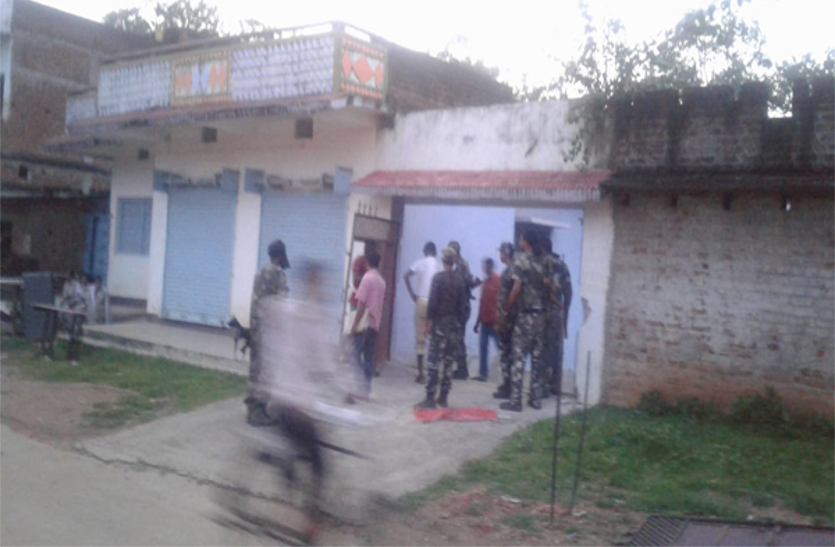 jharkhand police टीपीसी प्रमुख ब्रजेश गंझू समेत तीन नक्सलियों के घर की कुर्की