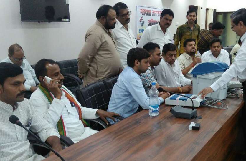 evm cheking अकबर ने दागे अधिकारियों पर सवाल