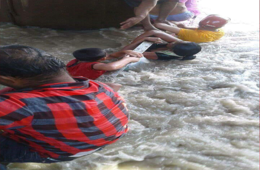 बचाव करते लोग ब्रह्मपुत्र में नाव डूबी,दो छात्राओं के शव बरामद, दो दर्जन से अधिक यात्री लापता