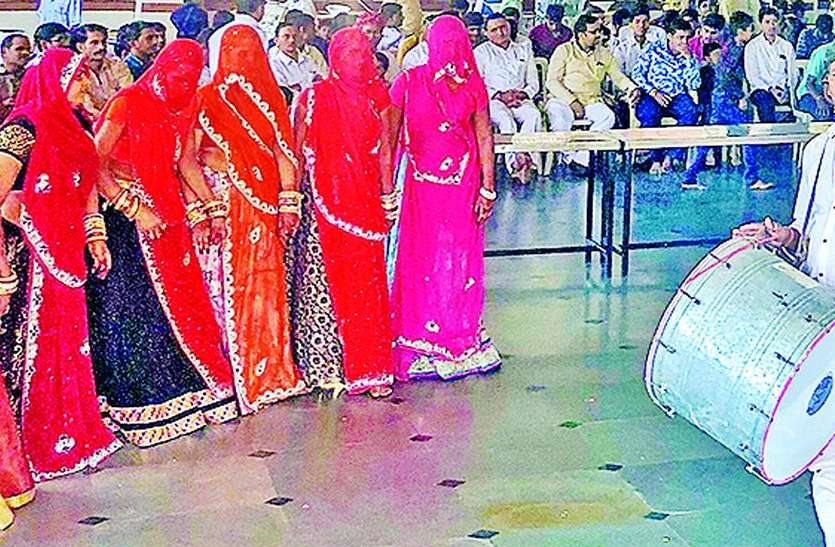 jainism ढोल-थाल के संगीत पर महिलाओं ने किया नृत्य