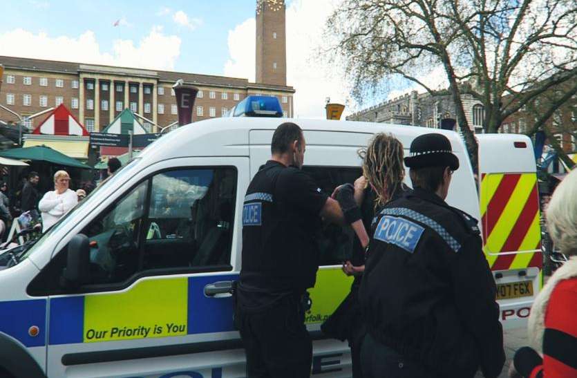 uk terror ब्रिटेन: आतंकवादी गतिविधियों की फंडिंग के आरोप में 3 महिलाएं गिरफ्तार