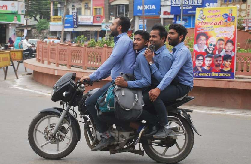 patrika एक और चल रही थी नियमों की पाठशाला, दूसरी और लापरवाही में रौदें जा रहे नियम