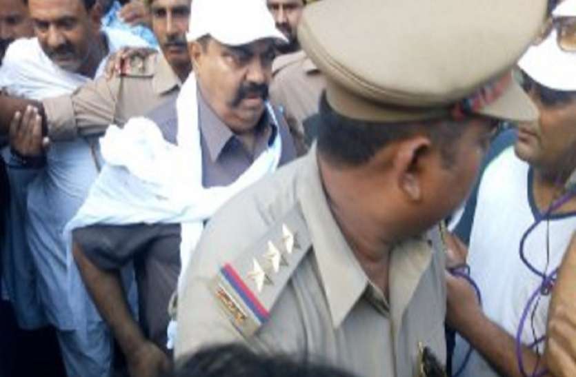 shivpal yadav बड़ी खबर :यूपी के इस बाहुबली से मिलने जेल जायेंगे शिवपाल यादव, सपा खेमे में बढ़ी बेचैनी