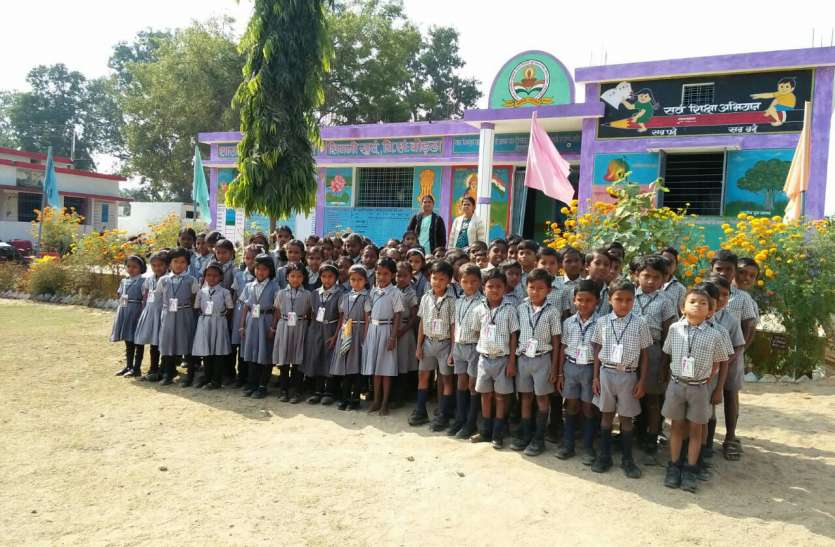 shivanikhurd school इस स्कूल में ग्रामीण भी शिक्षक बनकर संवारते हैं बच्चों का भविष्य