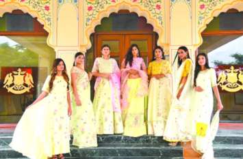 Modern girls liking trendy sleeves and floral pattern dresses मॉडर्न गर्ल्स पर छाया ट्रेंडी स्लीव्ज और फ्लोरल मोटिव्ज का फैशन