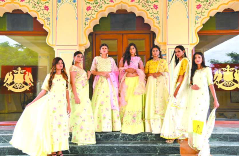 Fashion,girls,lifestyle,relationship,dress,lifestyle tips in hindi,fashion tips in hindi, मॉडर्न गर्ल्स पर छाया ट्रेंडी स्लीव्ज और फ्लोरल मोटिव्ज का फैशन