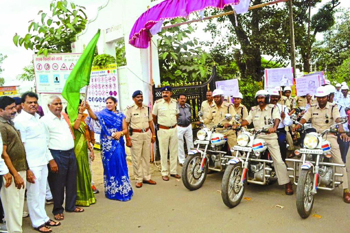 Awareness Campaign Week हेलमेट पहनकर निकाली रैली और दिया ये संदेश