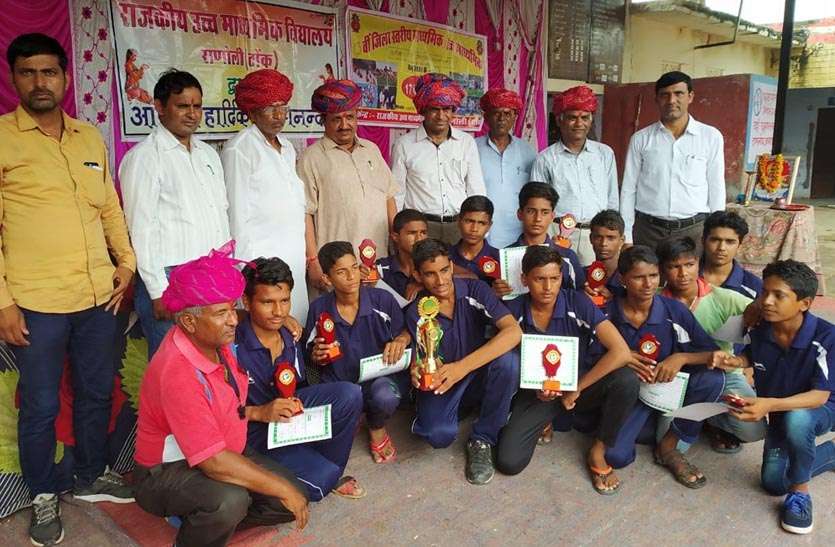 lambba-kalan-and-bumor-winners-declared-in-final-of-volleyball-competi वालीबॉल में 19 वर्ष आयु वर्ग के फाइनल में लाम्बाकलां ओर बमोर ने बाजी मारी