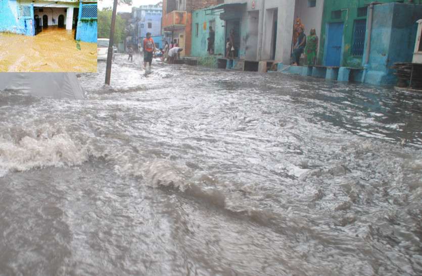 transposed-trapped-vehicles-in-the-road-swamp सड़क दलदल में तब्दील, फंस रहे वाहन