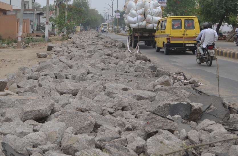 Road Construction Work Not Start In Alwar उपचुनाव से पहले किया था सडक़ का शिलान्यास, लेकिन अब बनाना ही भूल गए