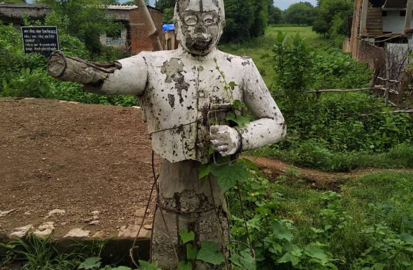 See the statue of the Constitution creator is this... देखिए संविधान निर्माता की प्रतिमा का यह है हाल...
