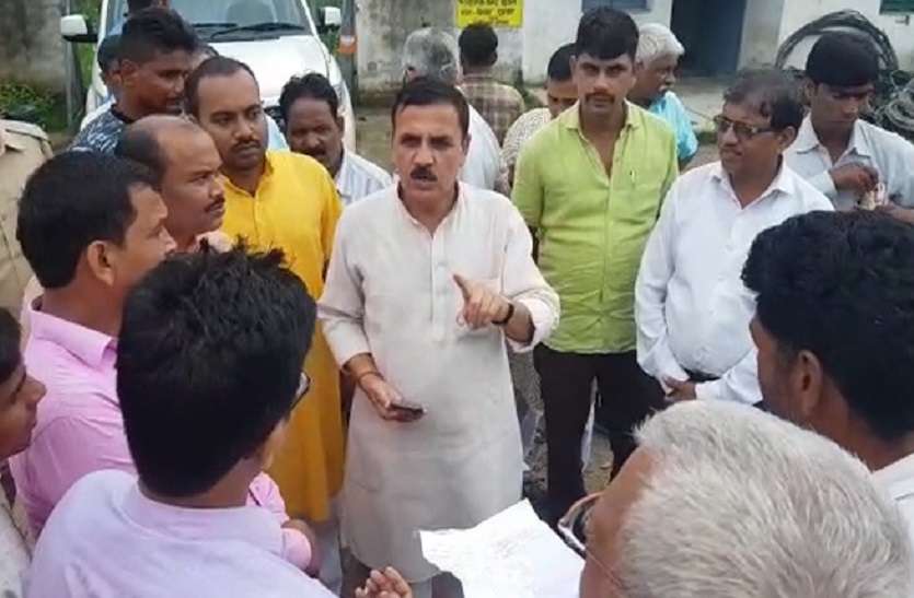 up news भाजपा सांसद ने आॅफिसर से कहा, बांधकर उल्टा लटका दूंगा, अधिकारी व कर्मचारी जोड़ते रहे हाथ